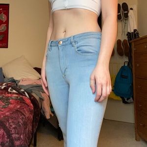 American Eagle light wash skinny jeans